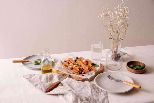 Table colorée avec légumes, fruits et bols préparés pour un repas équilibré